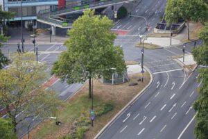 Komplexe Straßenkreuzung mit Siedlungen und Vegetation, die Flächennutzung verdeutlicht.