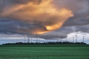 Windräder symbolisieren die Zukunft der Energie, trotz Herausforderungen in der Windkraftsparte.
