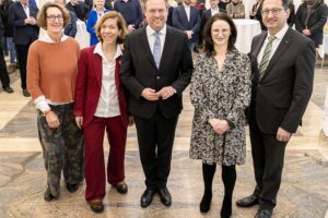 Neue Abteilungsleiterinnen der Stadt Ulm werden von Bürgermeister und Oberbürgermeister offiziell begrüßt.