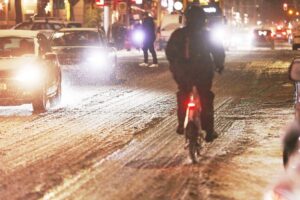 Winterliche Straßen in Berlin, Schnee und Glatteis beeinflussen den Verkehr stark.