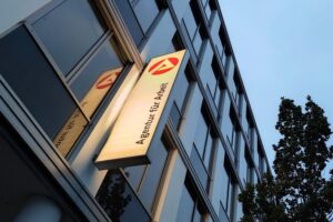 Grafik mit sinkendem Arbeitskräfteindex und Statistiken zur Beschäftigung im Saarland.
