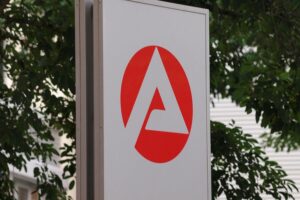 Wachsende Arbeitsplatznachfrage sinkt, Chancen in Zeitarbeit, Handel und Gesundheitswesen stagnieren.