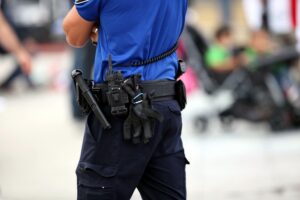 Schweizer Polizist vor Bar, Ermittlungen nach Brandkatastrophe mit vielen Verletzten und Todesfällen.