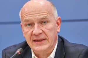 Kai Wegner bei Tennis, während Berlin unter Stromausfall leidet; politische Kritik wächst.