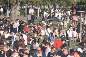 Junge Leute im Park, spannende Gespräche, soziale Kontakte, Spätsexualität, Einfluss der sozialen Medien.