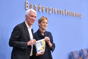 Senioren nutzen zunehmend das Internet, Studie zeigt positive Haltung zur Digitalisierung in Deutschland.