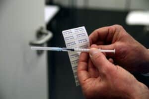 Impfspritze von Biontech, Gericht bestätigt Urteil gegen Klage wegen gesundheitlicher Beeinträchtigungen.
