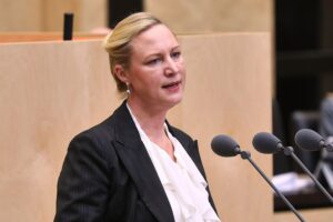 Dörte Schall verkündet Allgemeinverbindlicherklärung für faire Löhne im Steinmetzhandwerk.
