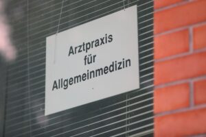 Arztpraxis-Bild, Symbol für telefonische Krankschreibung und gesundheitspolitische Diskussion in Deutschland.