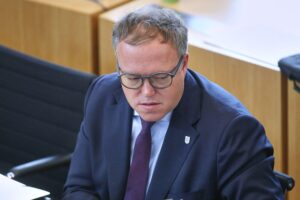 Mario Voigt, Thüringens Ministerpräsident, vor Gericht wegen Doktorgrade Aberkennung, entschlossen und humorvoll.