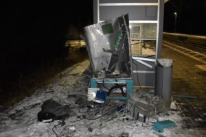 Zerstörter Ticketautomat am Bahnhof, Polizei ermittelt nach Sprengung mit pyrotechnischem Gegenstand.