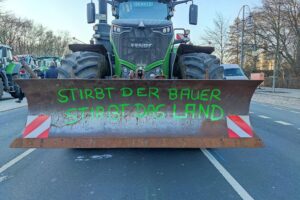 Traktorenkonvoi auf der Straße, Protestierende Bauern, Verkehrsbehinderungen in Ludwigsburg und Stuttgart.