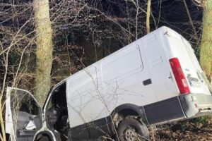 Zwei Fahrzeuge nach Unfall: Transporter prallt gegen Baum, Polizei und Feuerwehr vor Ort.
