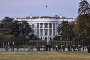Trump im Weißen Haus, droht mit Zöllen für Länder, die Grönland nicht anerkennen.