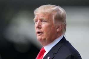 Donald Trump diskutiert Grönland in Davos, betont nationale Sicherheit und geopolitische Ansprüche.