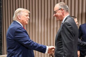 Donald Trump und Friedrich Merz im Austausch; politische Kommunikation zwischen USA und Deutschland.