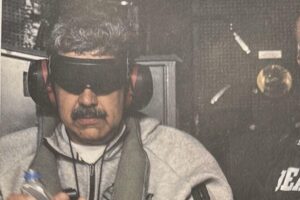 Nicolas Maduro in Trainingsanzug, Kopfhörern und Sonnenbrille, nach Festnahme auf USS Iwo Jima.