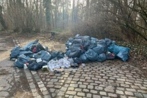 Müllsäcke mit Cannabisresten auf Parkplatz, Polizei ermittelt wegen Verdachts auf illegalen Anbau.