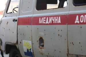 Zerschossener Kleinbus im Ukraine-Krieg, symbolisiert die anhaltende Zerstörung und Notlage der Zivilbevölkerung.