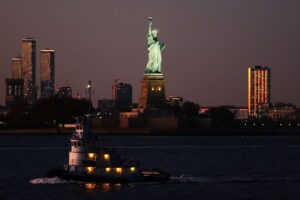 Bild der Freiheitsstatue mit Symbolik für das gespaltene Verhältnis Deutschland-USA und Vertrauenskrise.