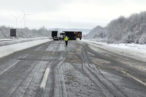 Schwerer Verkehrsunfall auf BAB 7, zahlreiche Verletzte und voll gesperrte Autobahn durch Unwetter.