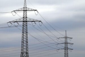 Hochspannungsleitung in Berlin, als Symbol für die Energieversorgung und ihre Sicherheitsherausforderungen.