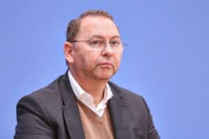 Frank Werneke fordert gerechte Entgelterhöhung für den öffentlichen Dienst in Tarifverhandlungen.