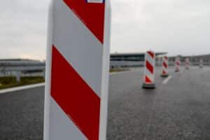 Autobahn-Baustelle mit Baustellenfahrzeugen und Arbeitern – Symbol für bevorstehende Warnstreiks im Straßenbau.
