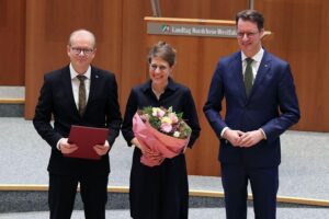 Verena Schäffer wird von André Kuper als Ministerin im Landtag Nordrhein-Westfalen vereidigt.