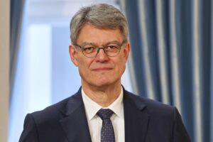 Bundesverkehrsminister Patrick Schnieder widerlegt Kabinettsumbildungsspekulationen und betont Verkehrsinfrastrukturverbesserung.