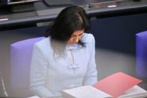 Katherina Reiche in Berlin, umgeben von kritischem Feedback zu ihrem Amtsmanagement im Ministerium.