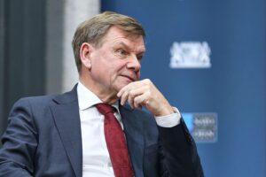 Johann Wadephul diskutiert militärische und geopolitische Spannungen bezüglich Grönland und Trump.