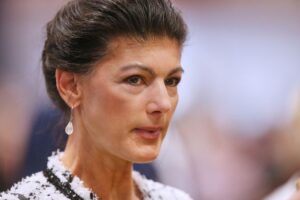 Sahra Wagenknecht kritisiert politischen Vertrauensbruch in Brandenburg nach Koalitionsende.