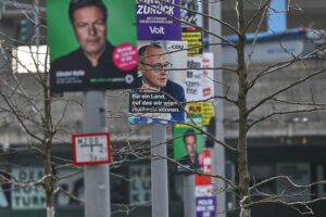 Wahlplakate von Parteien, die die Sichtbarkeit in der Bundestagswahl 2025 demonstrieren.