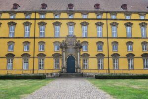 Eine Universitätsgebäude, Demonstranten mit Plakaten, Solidarität für bessere Arbeitsbedingungen an Hochschulen.