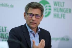 Mathias Mogge diskutiert Entwicklungshilfe und Wirtschaftsinteressen, kritisch beleuchtet in Bonn.