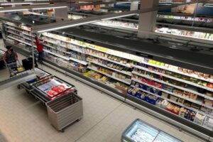 Supermarkt mit frischen Lebensmitteln, Darstellung von Rückständen und Qualität im Fokus.