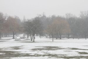 Winterlandschaft mit Schnee und Glätte, grauer Himmel, kalte Temperaturen und frostige Atmosphäre.