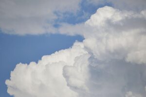 Trübes Winterwetter mit Wolken, Schnee und frostigen Temperaturen in Sachsen, besonders im Vogtland.