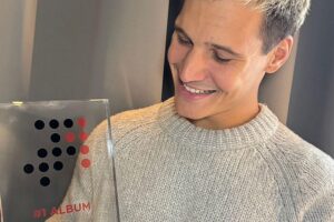 Wincent Weiss erhält Nummer-1-Auszeichnung, umgeben von Musikpreisen und jubelndem Publikum.