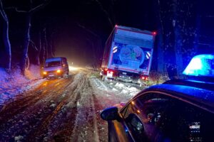 Winterliche Straßen mit Verkehrsunfällen; Polizei mahnt zu vorsichtigem Fahren und angepasster Geschwindigkeit.