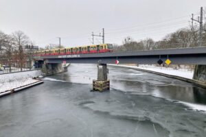 Schneebedeckte Straßen in Berlin, symbolisierend einen ungewöhnlich sonnigen und trockenen Wintermonat.