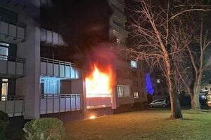 Wohnung nach Brand komplett zerstört, Feuerwehr im Einsatz, keine Verletzten. Fahrlässige Brandstiftung ermittelt.