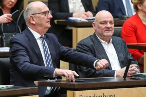 Dietmar Woidke kündigt Koalitionsbruch in Brandenburg an, während Minister im Amt bleiben.