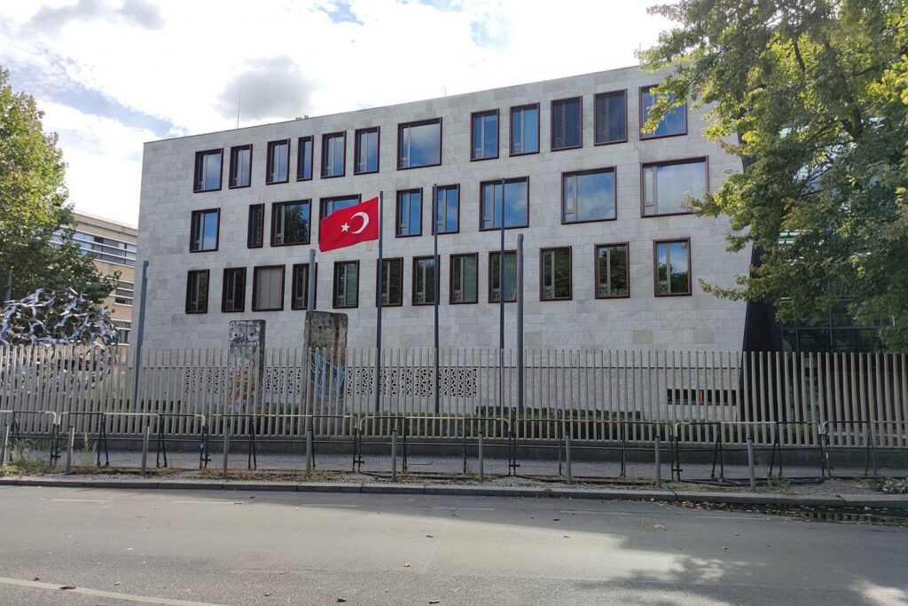 Zäune an Botschaften in Berlin-Mitte beschmiert