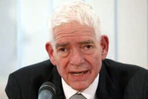 Josef Schuster fordert stärkere Maßnahmen gegen Antisemitismus in Deutschland während einer Pressekonferenz.