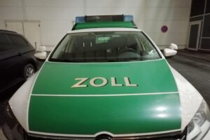 Zollbeamte kontrollieren PKW mit beschlagnahmter Droge. Ketamin, gefährlich und illegal.