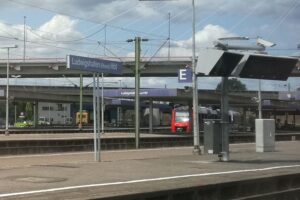 Baustellensignal am Hauptbahnhof Ludwigshafen, Bauarbeiter, Umleitungsstraßen und Baustellenfahrzeuge sichtbar.