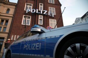 Regionalexpress kollidiert mit Bootsanhänger auf Gleisen bei Friedrichshafen, keine Verletzten.