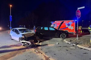 Verkehrsunfall auf Gevelsberger Straße, Feuerwehr sichert Unfallstelle, zwei verletzte Personen.